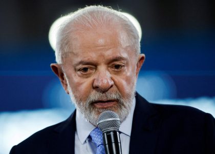Brazilian President Luiz Inácio Lula da Silva greeting supporters at a political event.