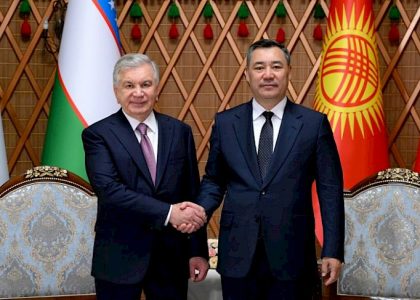 Presidents Sadyr Japarov and Shavkat Mirziyoyev exchanging treaty documents in Cholpon-Ata.