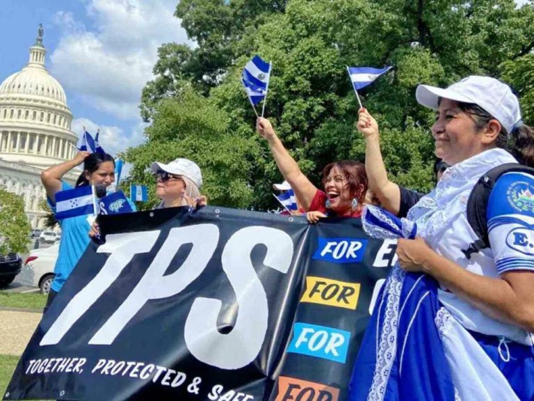 Los salvadoreños conservan la protección temporal en EE.UU. mientras se aplaza la decisión final