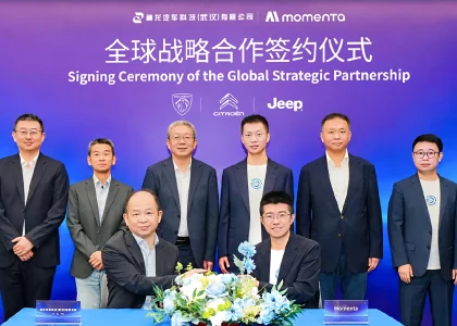 Executives from Momenta and Dongfeng Stellantis mark their partnership in Shanghai.
